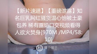 闺女伺候爹这小乖乖真可爱，跪在地上口交大鸡巴抱在怀里草，床上无套抽插浪叫不止