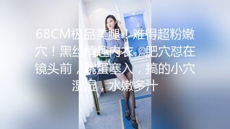 偷拍极品女生如厕，来姨妈了，居然还闻一闻姨妈巾