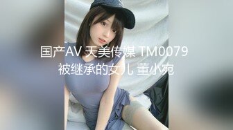  温柔系文静美妞，扎起双马尾一脸清纯，男友疯狂吸奶子一脸享受