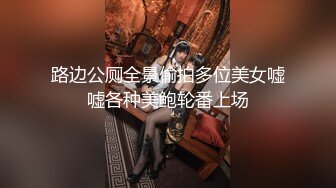 极品两个熟女少妇双飞大战瘦瘦哥哥，已撸鸡巴很翘，浴池洗澡多人的淫乱