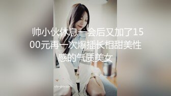 天太热爬窗偷窥??楼下的美女洗澡