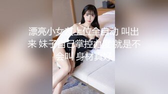 超市里边玩手机边挑点心的风骚丁字裤美少妇.