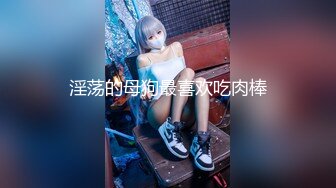 满背纹身新人小妹！性感蜜桃臀假屌深插，无毛骚穴振动棒伺候