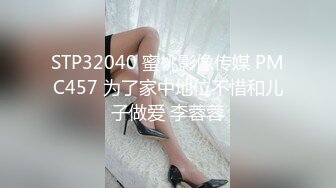 巨乳美女手握棒子的姿势让人浮想联翩