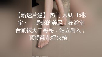 商城跟随偷窥眼镜JK学生妹 清纯靓丽 蓝色小内内包着小屁屁