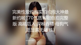 香艳火辣的少妇总值得我跟随，等来她上厕所的机会，我跟进去瞄她的小香逼，哗啦啦的尿就喷满阴穴周围 猛量啊！