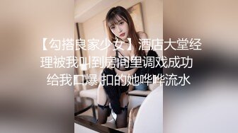 白衣一字马妹子，蹲着特写口交舔弄口交上位骑乘猛操