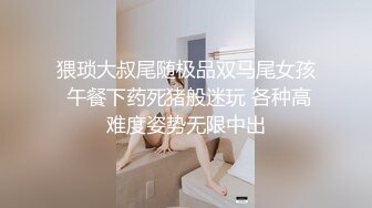 穿着白色内衣黑丝蕾丝裤挡不住骚货的骚气