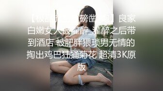 一大早勃起把鸡巴塞进还在戴眼罩睡觉的白虎女友口里，无套后入外射