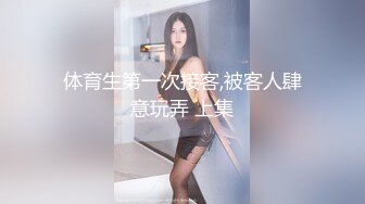 在她光滑的脸上磨擦