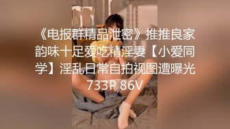  很骚的大姐姐跟眼镜哥激情啪啪直播，听狼友指挥吃奶舔逼特写抠穴，交大鸡巴揉着奶子无套后入爆草射屁股上