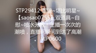 玩弄风骚小女友，对着镜子站在地上玩弄吃奶抠逼