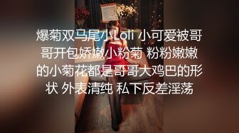 小吃店女厕全景偷拍服务员撅屁股尿尿