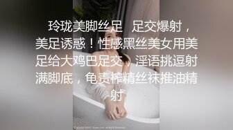 穿着一袭黑色丝衣的成熟御姐，气质柔柔端庄坐在沙发上