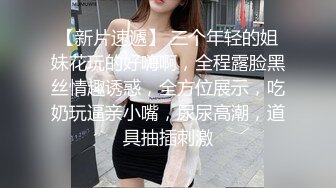 大哥双飞两个风骚轻熟女，露脸床上一起伺候大哥