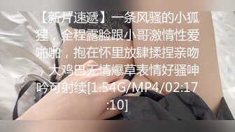 推婴儿车逛街的宝妈,弯腰给孩子整理衣服的时候胸部走光,还大一颗樱桃