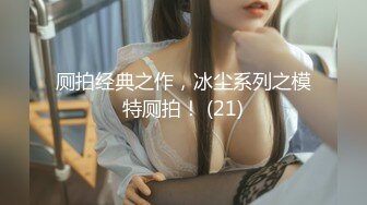 抱着孩子的27岁大胸美体少妇，调教在孩子旁自慰，写字条写她自己是公共厕所对着字条抖胸发骚