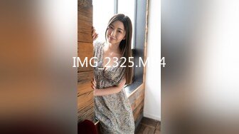 菜市場上撅屁股挑菜的白紗裙粉內內美少婦