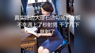  大二学舞蹈气质贫乳小妹扭动屁股脱下牛仔短裤，情趣开档内裤交插嘴