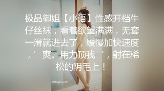 偷窥家庭摄像头，美艳妻子和老公躺客厅玩鸡巴，仔细揉摸龟头，手撸龟棒，等硬起来了竟然玩手机去啦，哎呦！