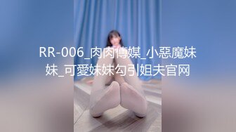 冒死潜入女生宿舍爬墙偷窥漂亮女生洗澡洗,