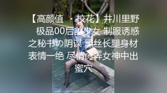 牛仔小美女跟小哥在家激情啪啪给狼友直播，全程露脸互动听指挥，让小哥舔逼口交大鸡巴，无套抽插高潮尿尿