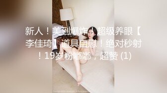 饥渴少妇车内发骚