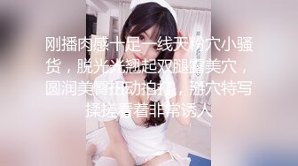 极品尤物美少女！卫生间和男友玩！性感情趣装，吊带黑丝袜，一顿扣穴舔奶，坐在马桶上骑乘抽插，妹妹非常骚