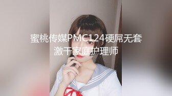 步行街偷拍背包的少妇