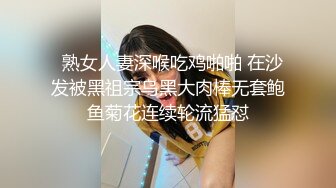 年一过完女神们都回归了，灰色丝袜配上大长腿，道具自慰插穴侧入自慰实在诱惑