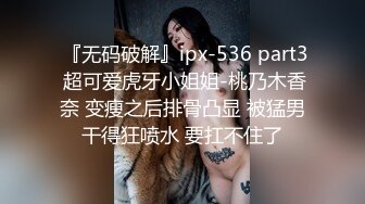 丝袜高跟情趣装诱惑的绝美少妇，让小哥趴在身上吃奶子