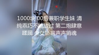  大一妹子真骚，全程露脸毛毛真多，逼都让人干黑了，陪狼友互动撩骚，抠逼给狼友看，淫声荡语不断，浪叫不止