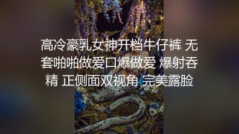  大奶骚妹夜晚驾车和炮友户外车震，摇下车窗掏出奶子呻吟，路边退下衣服深喉交