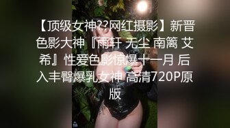 美女勾引别人老公在房里被打了，好像有点疼，叫人家老公来保护下她，然后老公被婆娘打了 哈哈哈