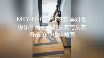 天桥勾引外卖骑车员，男友提醒她来人了，没想到她扑过去诱惑，可惜小哥胆子太小，正眼瞧都不敢！