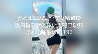 小美女的BB痒痒拿矿泉水洗