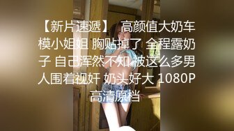 饥渴熟女厨房玩大黄瓜 身材性感诱惑