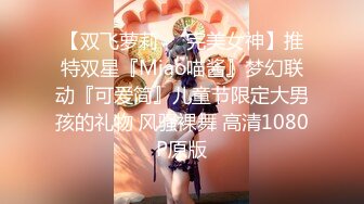 【新片速遞】 马尾辫没嫩妹子道具跳蛋自慰刺激阴蒂私处粉穴，特写掰开小穴大姨妈来了有鲜血流出