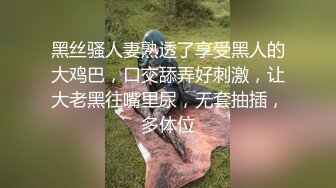 高颜值美女KTV上厕所，听着嘘嘘的声音自己也开心了 肥嫩多汁的小穴，尿完没有擦逼逼就穿上裤子啦！