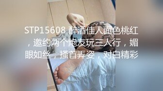 《家庭摄像?破解泄密》民宅黑客入侵真实偸拍寂寞白嫩贵妇客厅看片自摸?疯狂小姐姐一字马手指当屌坐插看点十足