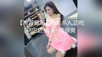 【网红厕拍】直播基地补光厕拍美女主播尿尿 小姐姐阴毛不少，但是别看外面黑，里面很粉