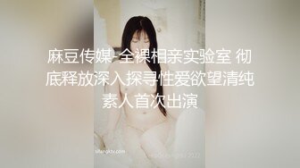  嫩妹妹，妈妈睡在旁边，被窝里偷偷玩穴，等妈妈睡着大尺度，舔假JB揉大奶，往骚逼里塞