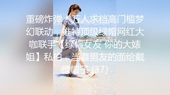 外表清纯乖巧妹妹！细腰黑丝美腿！极品蜜桃美臀，近距离特写，自摸骚穴扣弄，表情很爽嗲嗲