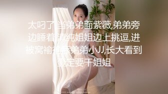 纯欲系双马尾小骚货，换装诱惑性感丝袜，掏出大奶子乳晕也是粉的，翘起美臀掰穴特写，搔首弄姿极度诱惑