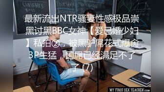 时尚牛仔裤丰满乳房极品身材人妖躺在床上亲吻大屌被操屁眼闭眼享受后门的快感