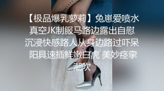 白色毛衣女神掀开小裙子后