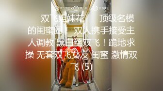 小县城路边沟厕偷拍几个美女尿尿好像被其中一个发现了