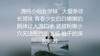 后入骚货，自己动手放进去，声音很淫荡