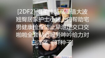 商场女厕偷拍眼镜美女尿尿B还吊着一坨白带