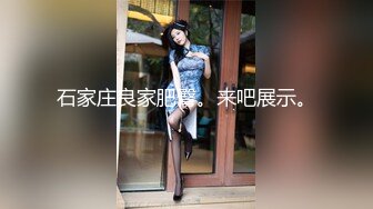   女友玩着手机也要服侍我，女友一定要这样的，真实爽到自己